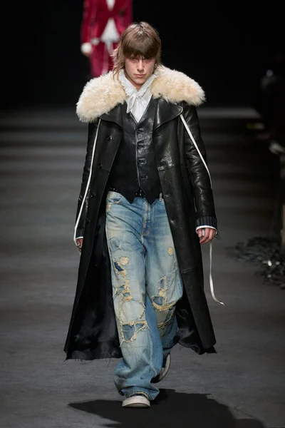 Look 28